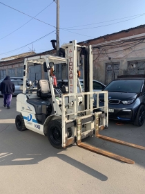 Вилочний автонавантажувач Mitsubishi, з пічкою та бічним зсувом. Модель: FGE20T